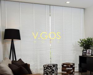 Motorized White Wooden Venetian Blind with White Wooven Tape