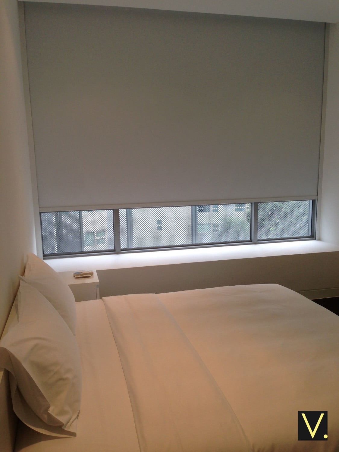 Motorized blackout roller blind with U side guide
